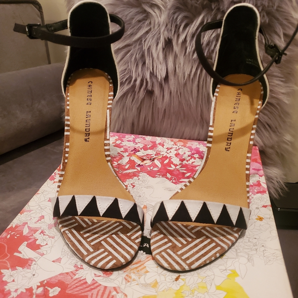 Beautiful blk/White scrappy shoes